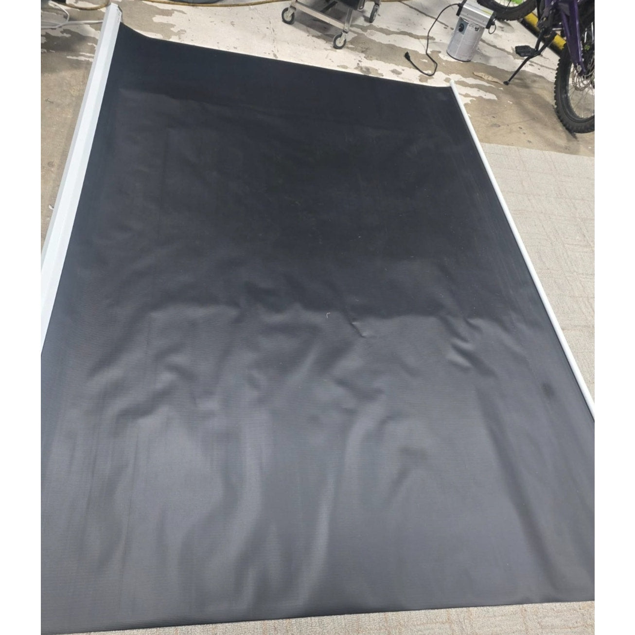 Electric projector screen 135"