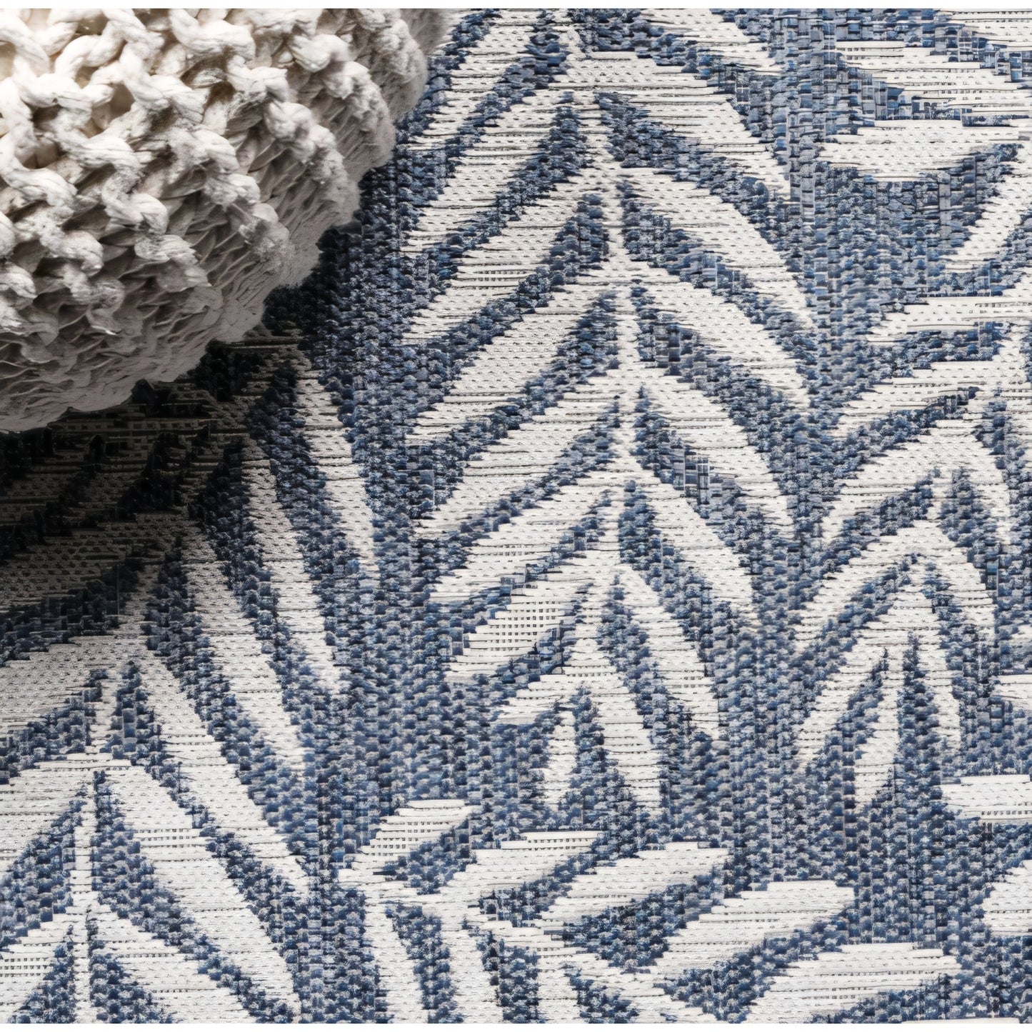 JONATHAN Y Palm Frond Indoor Outdoor Round Area Rug 5 Ft Navy/Ivory,