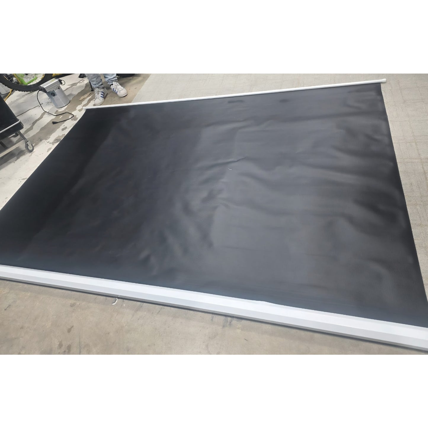 Electric projector screen 135"