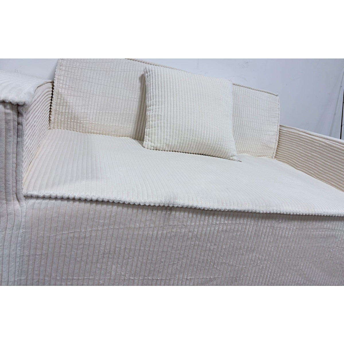Loveseat boneless, color cream white, one pillow