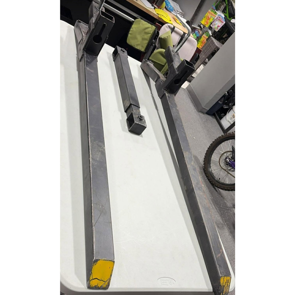 60" 2000lbs Clamp on Pallet Forks Heavy Duty Tractor Forks with Adjustable Stabilizer Bar Tractor